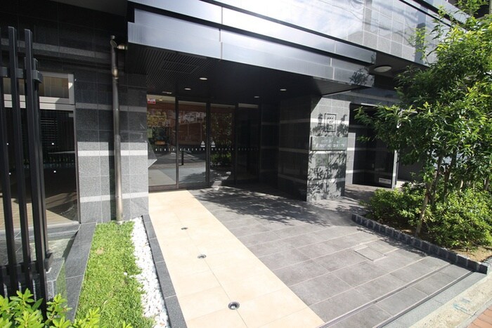 物件外観写真2　(エントランス部分)