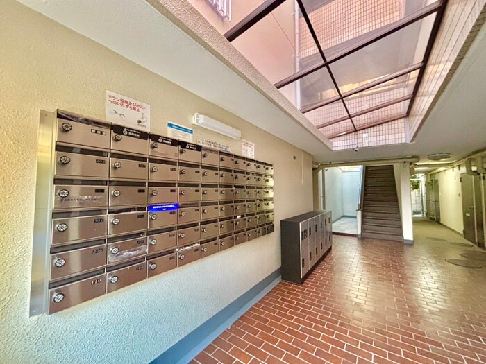 物件外観写真6　(エントランス部分)