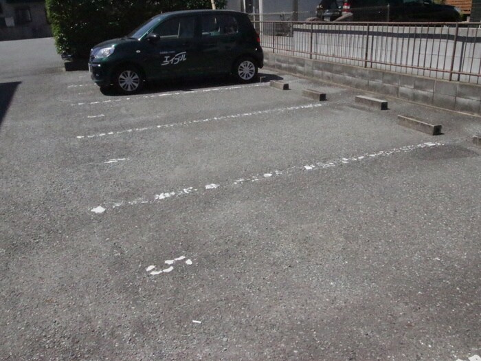 物件外観写真3　(駐車場)