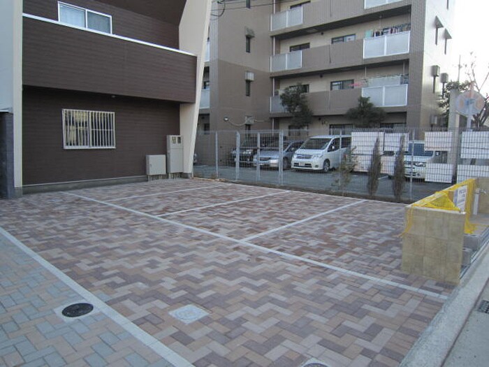 物件外観写真3　(駐車場)