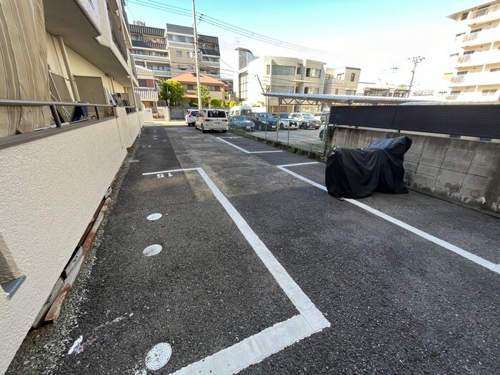 物件外観写真3　(駐車場)