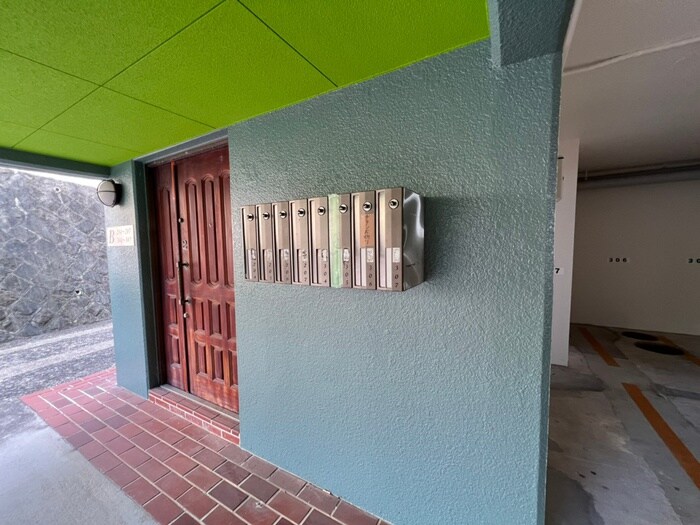 物件外観写真4　(エントランス部分)