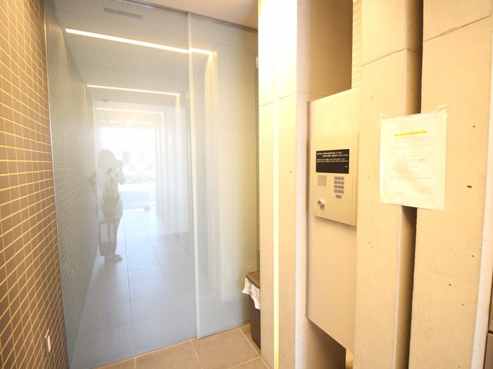 物件外観写真3　(エントランス部分)