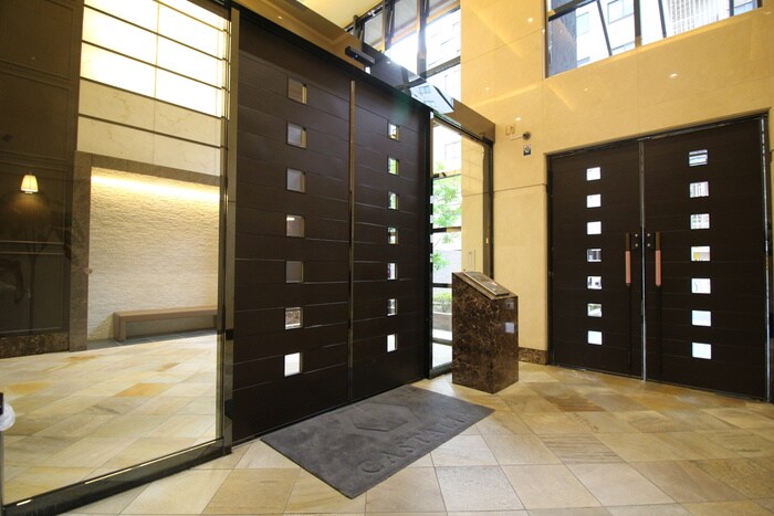 物件外観写真2　(エントランス部分)