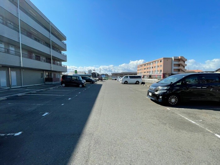 物件外観写真2　(駐車場)