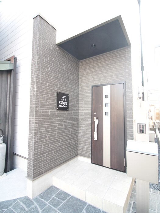 物件外観写真3　(エントランス部分)