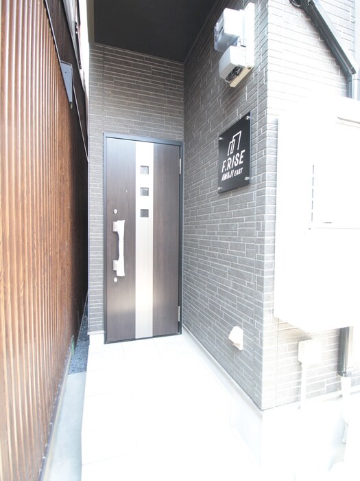 物件外観写真4　(エントランス部分)