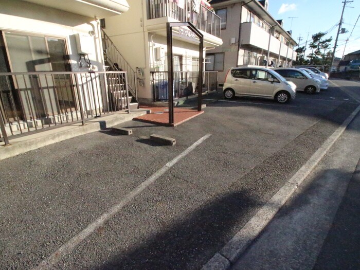 物件外観写真3　(駐車場)