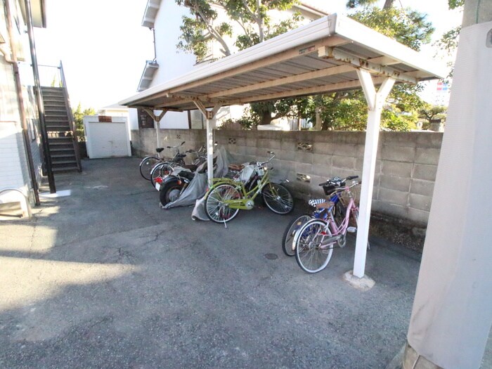 物件外観写真4　(駐輪場)