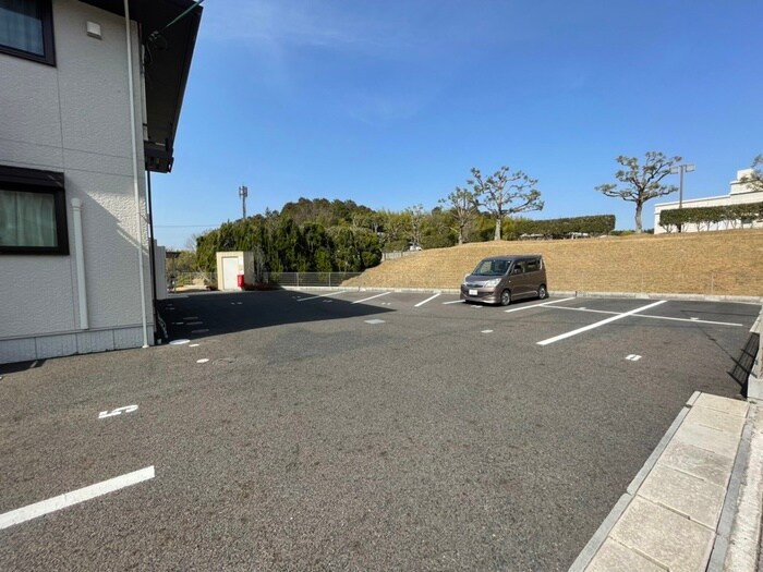 物件外観写真2　(駐車場)