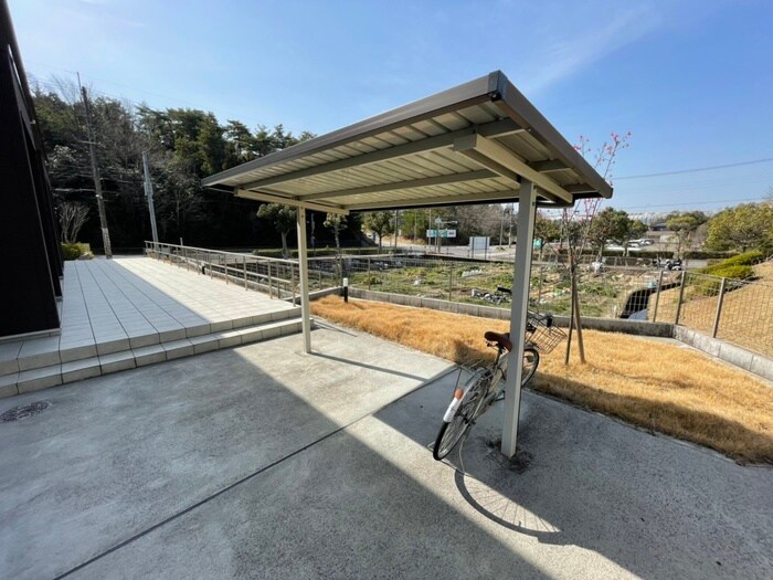 物件外観写真3　(駐輪場)