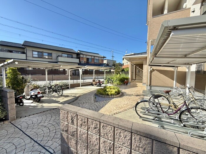 物件外観写真3　(駐輪場)
