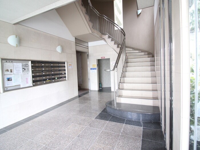 物件外観写真4　(エントランス部分)