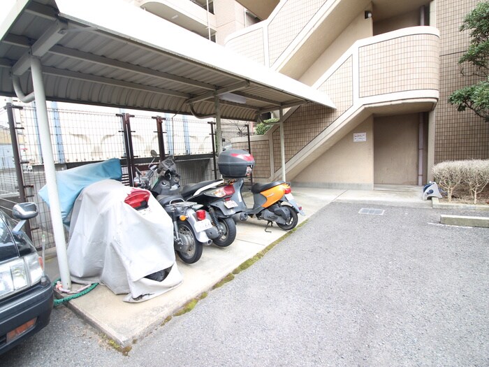 物件外観写真6　(バイク置き場)
