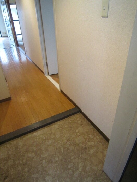 物件内観写真16　(玄関)
