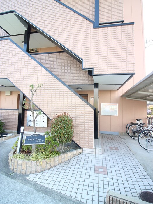 物件外観写真2　(エントランス部分)