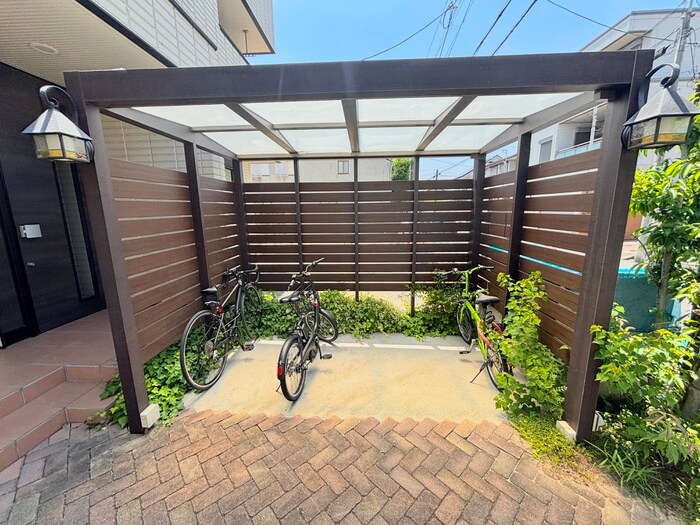 物件外観写真3　(駐輪場)