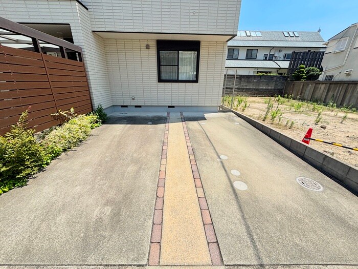 物件外観写真5　(駐車場)