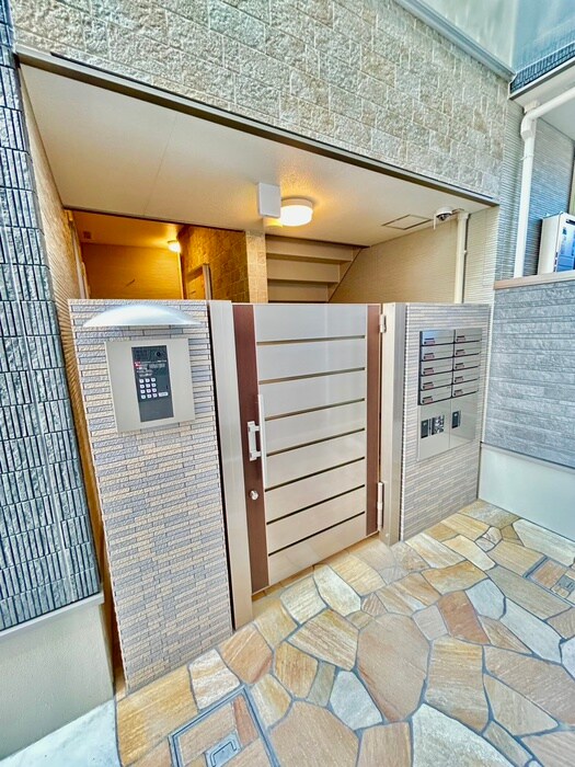 物件外観写真6　(エントランス部分)