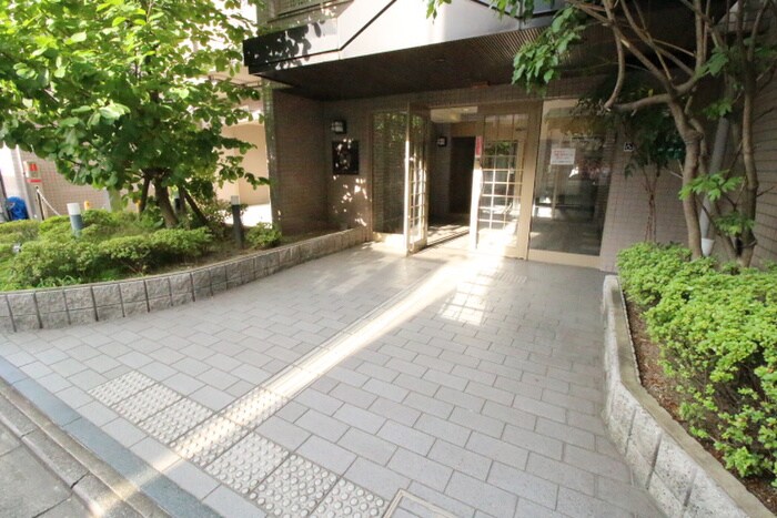 物件外観写真3　(エントランス部分)