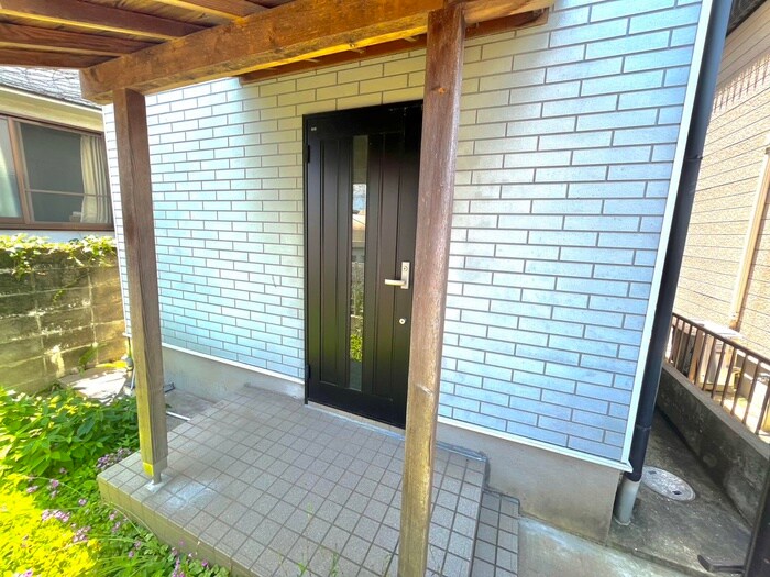 物件外観写真3　(エントランス部分)