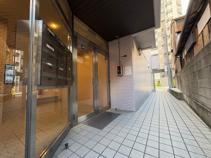 物件外観写真3　(エントランス部分)