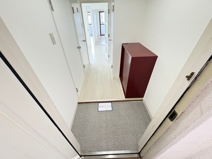 物件内観写真16　(玄関)