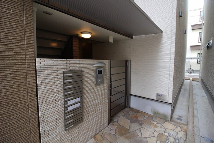物件外観写真2　(エントランス部分)