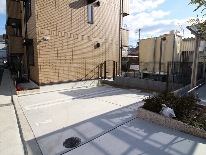 物件外観写真3　(駐車場)