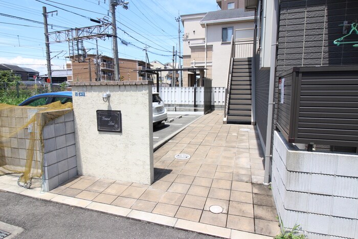 物件外観写真3　(エントランス部分)