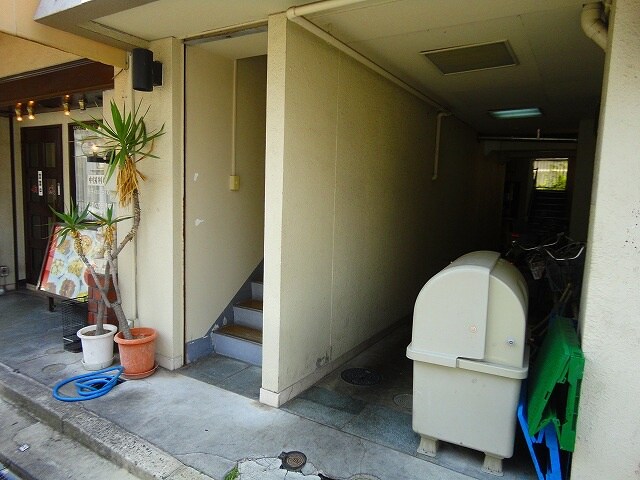 物件外観写真3　(エントランス部分)