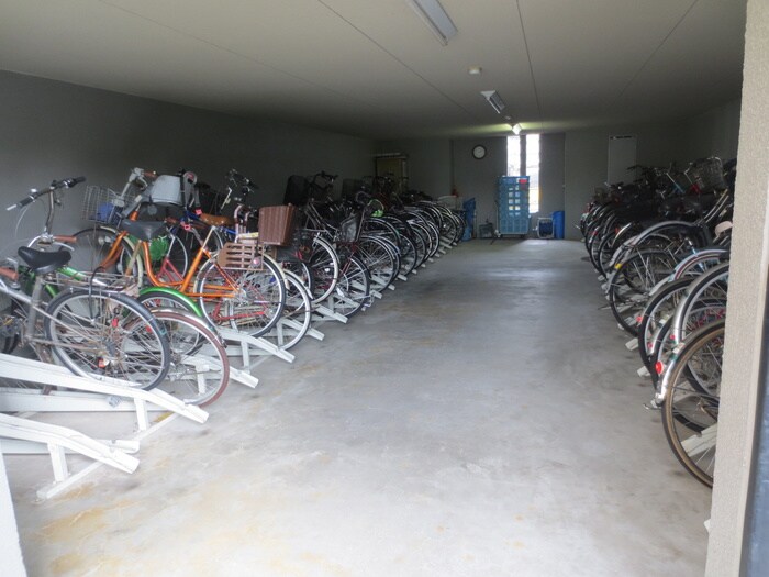 物件外観写真4　(駐輪場)