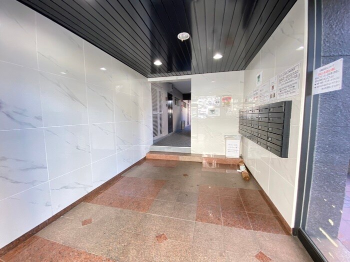 物件外観写真3　(エントランス部分)