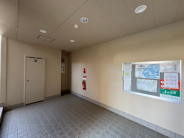 物件外観写真2　(エントランス部分)