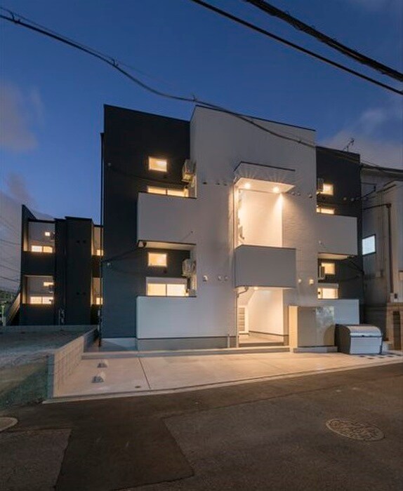 物件外観写真2　(エントランス部分)