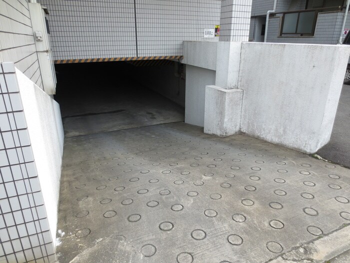 物件外観写真2　(駐車場)