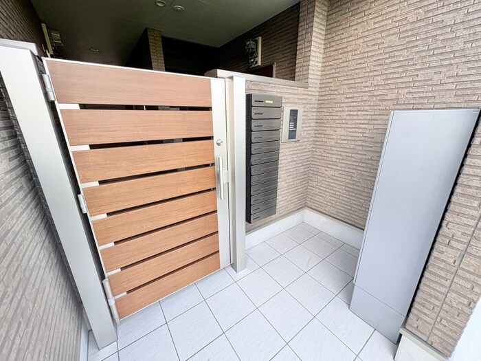物件外観写真2　(エントランス部分)