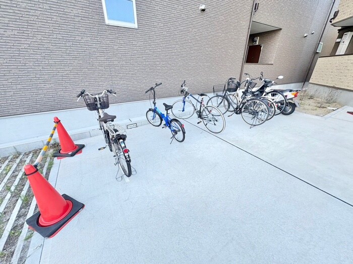 物件外観写真4　(駐輪場)