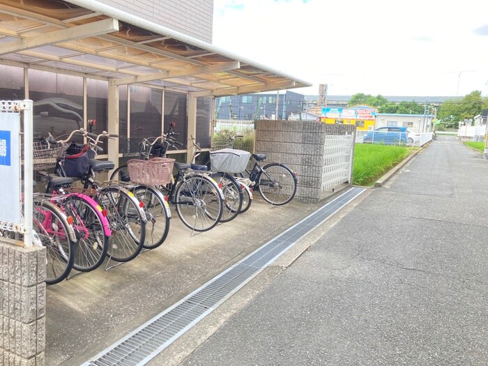 物件外観写真4　(駐輪場)