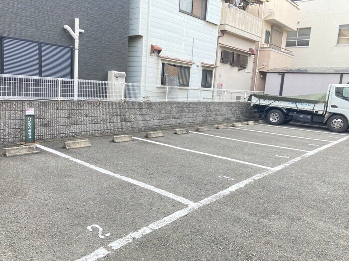 物件外観写真5　(駐車場)