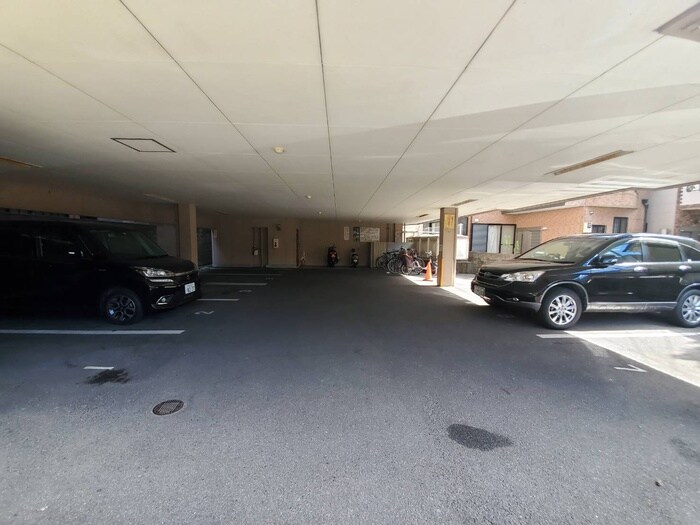 物件外観写真4　(駐車場)