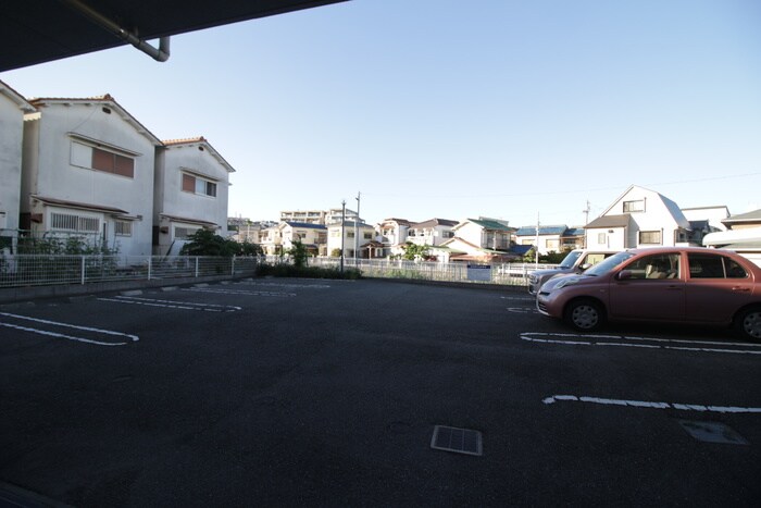 物件外観写真3　(駐車場)