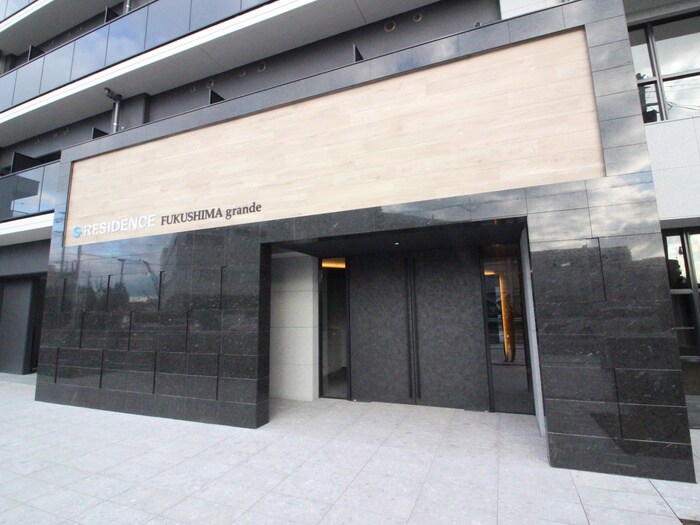 物件外観写真4　(エントランス部分)