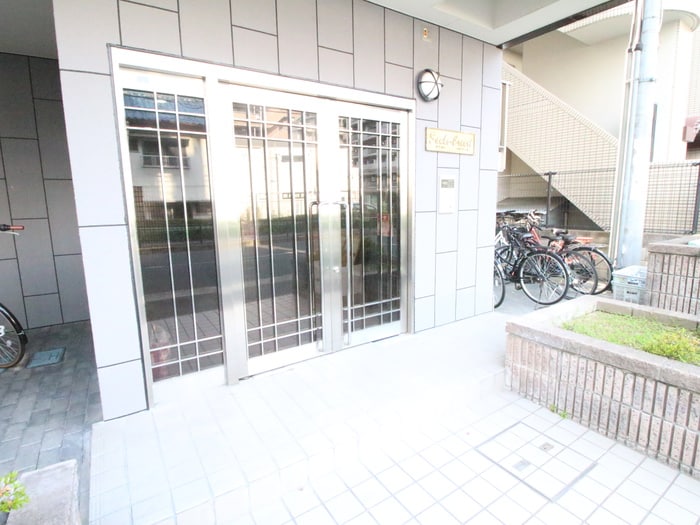 物件外観写真2　(エントランス部分)