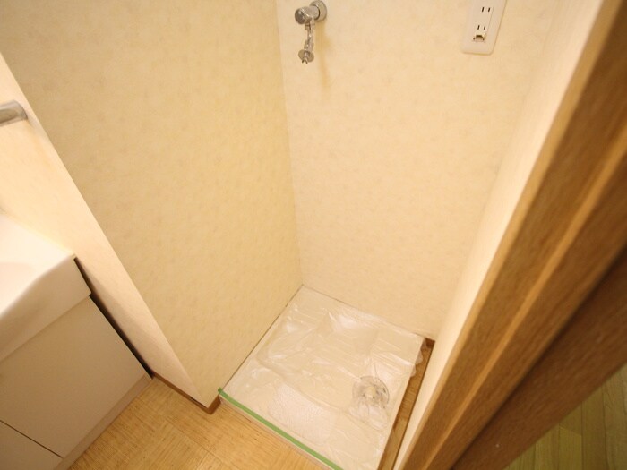 物件内観写真12　(洗濯機置場)