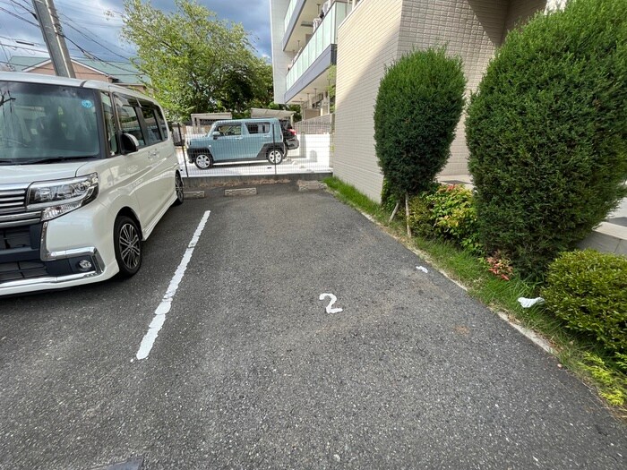 物件外観写真4　(駐車場)