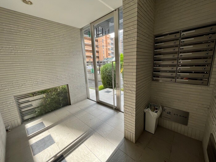 物件外観写真6　(エントランス部分)