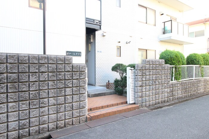 物件外観写真3　(エントランス部分)