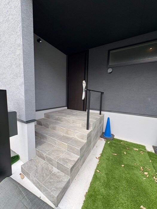 物件外観写真4　(エントランス部分)