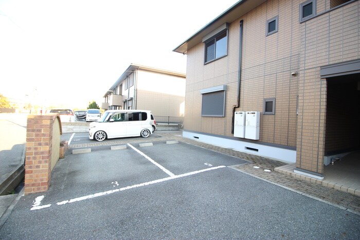 物件外観写真4　(駐車場)